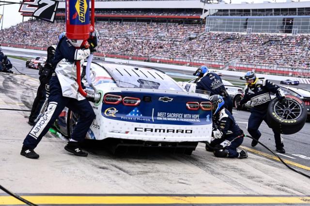 Exploring NASCAR Crew Chief Earnings: Annual Pay, Bonuses & More