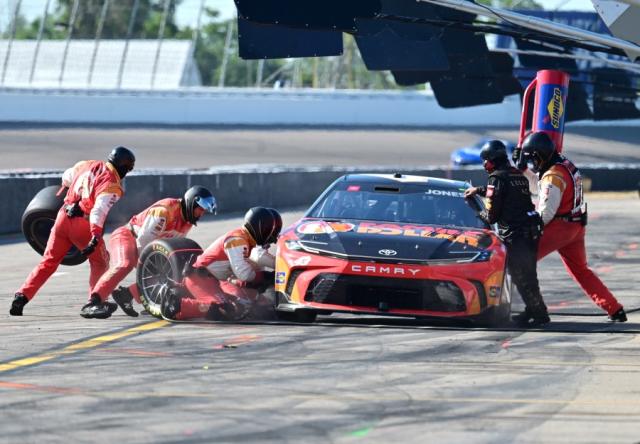 Exploring NASCAR Crew Chief Earnings: Annual Pay, Bonuses & More