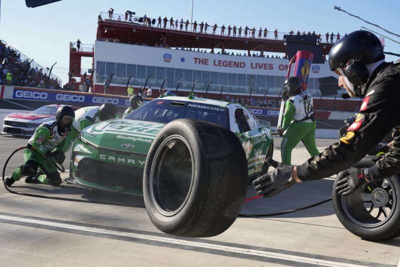 How Much Does a NASCAR Pit Crew Make Per Race? Salary Breakdown