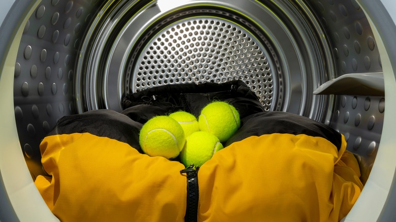 The Simple Trick of Putting Tennis Balls in the Dryer for Fluffy Clothes