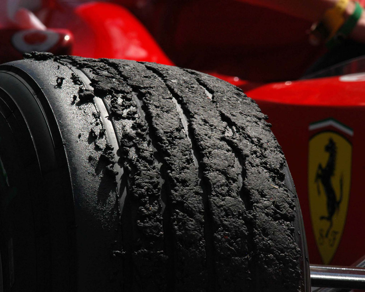 How much weight do F1 tires lose during a race? Learn more!