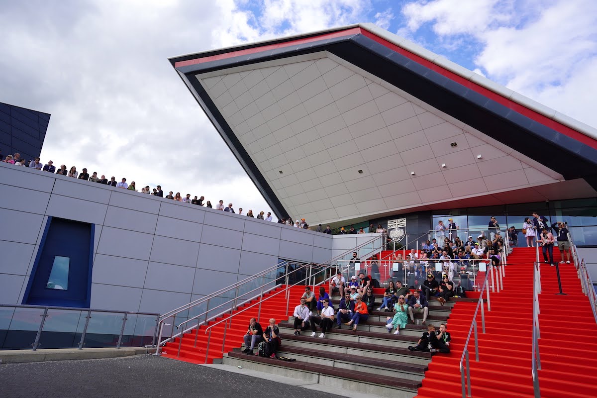 How to get to Silverstone F1 from London, train, bus, or car, which is faster and cheaper