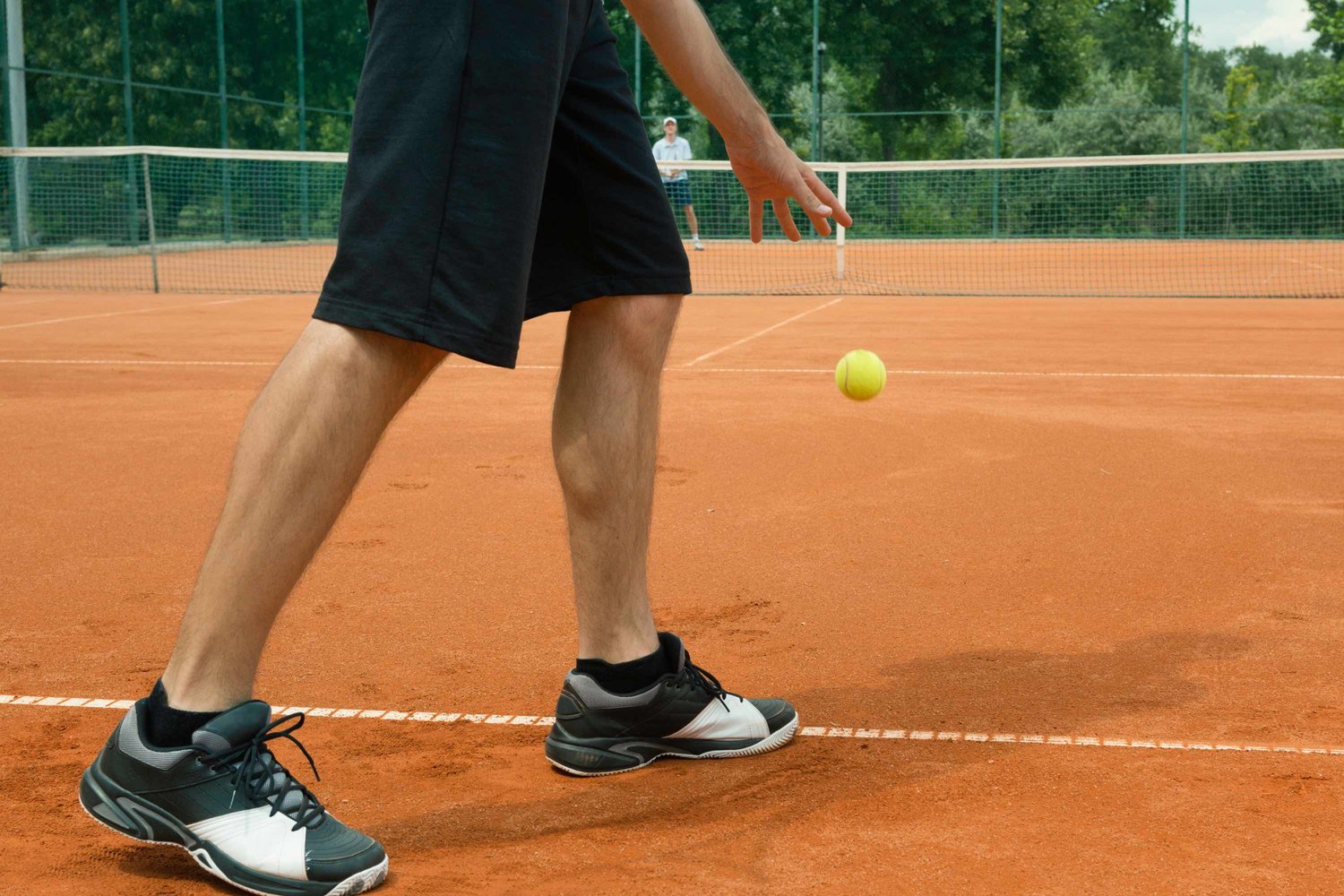 Tennis Beginners: Must the Ball Bounce on a Serve?