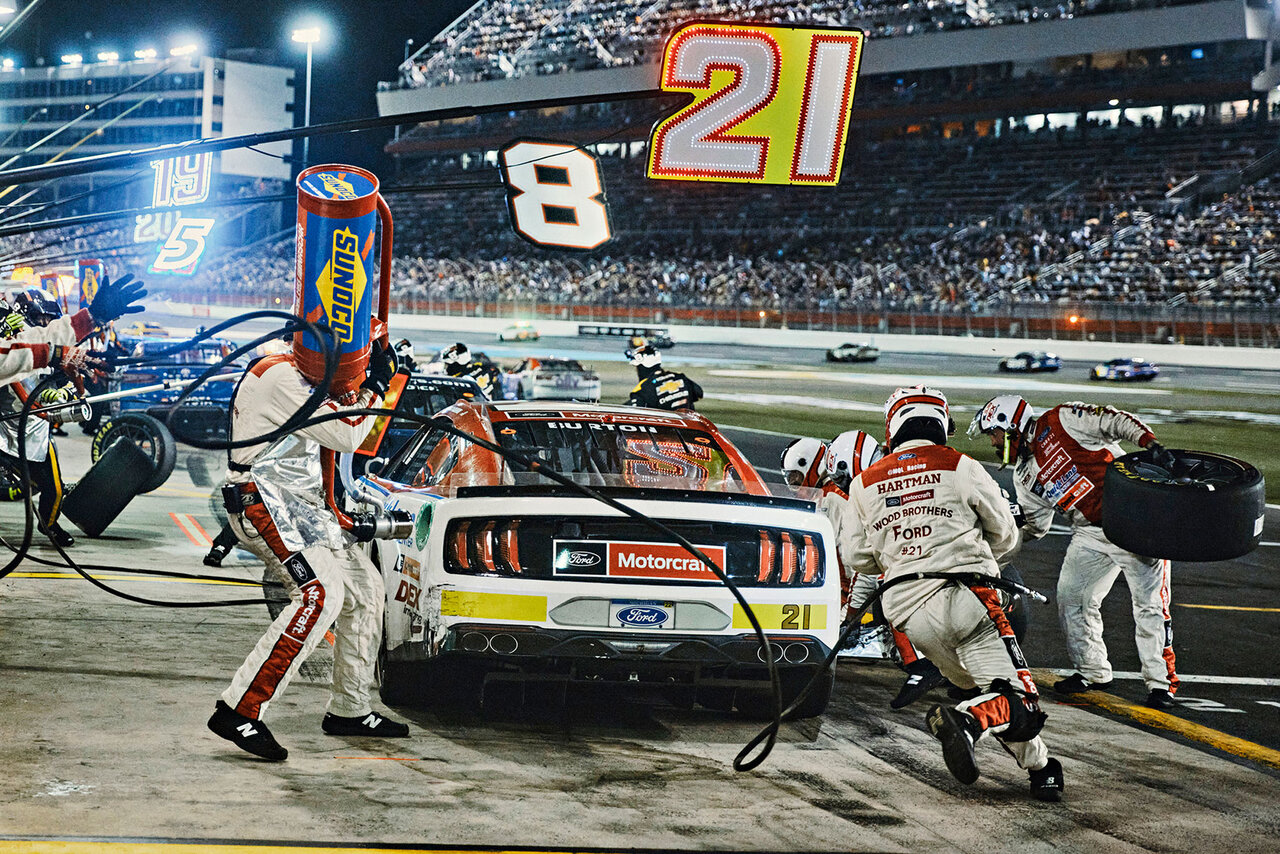 How many members are in a NASCAR pit crew? Heres the simple answer!