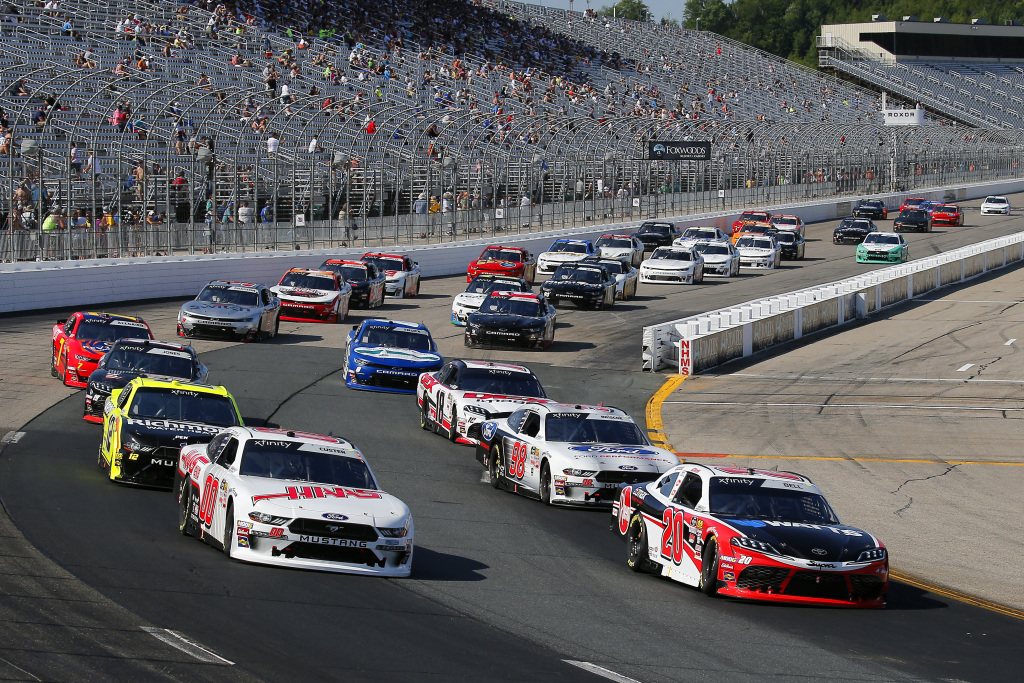 How many laps do NASCAR drivers do? Learn the basics right now!