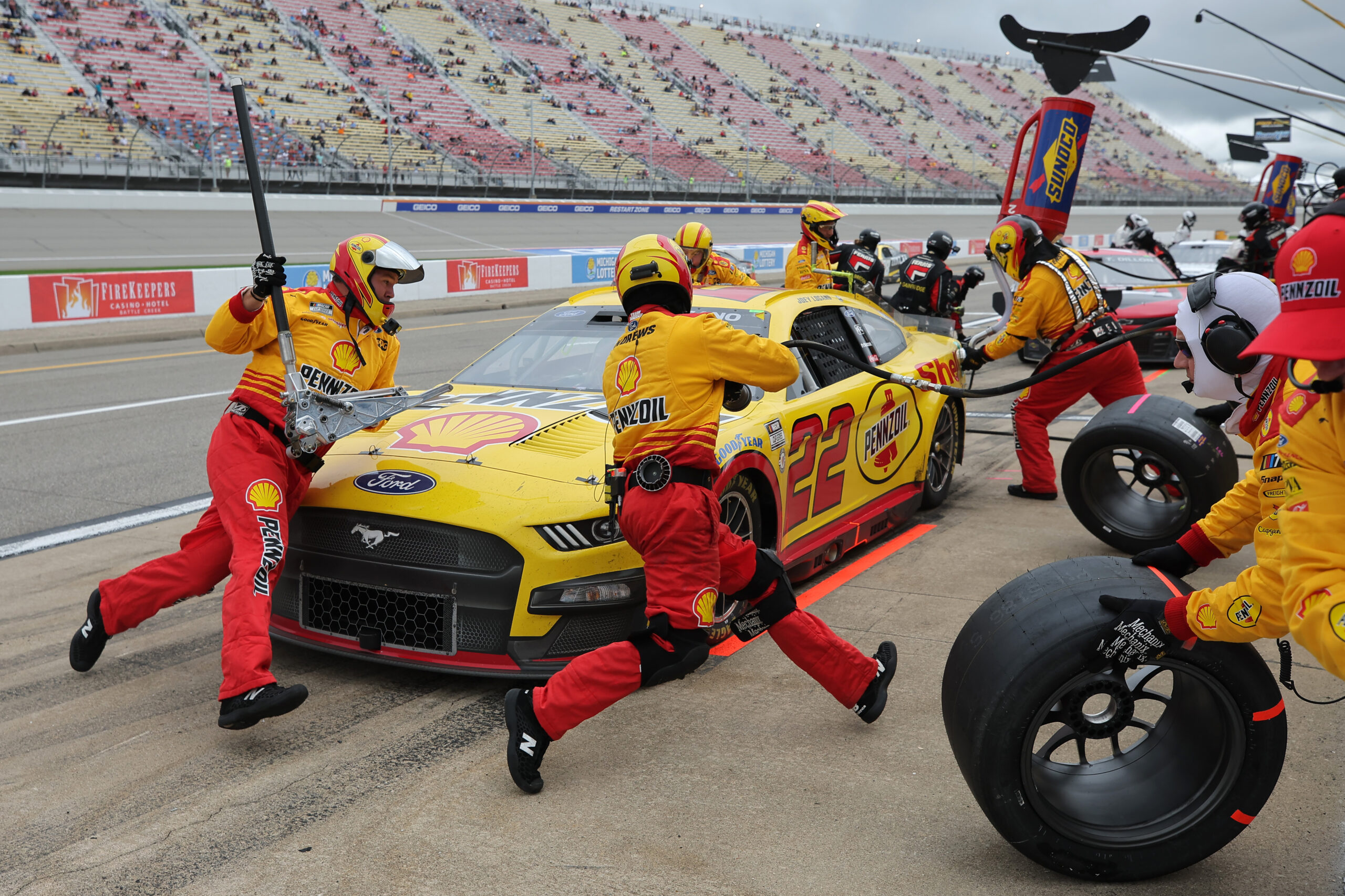 How many members in NASCAR pit crew? Check out the typical team size and roles!