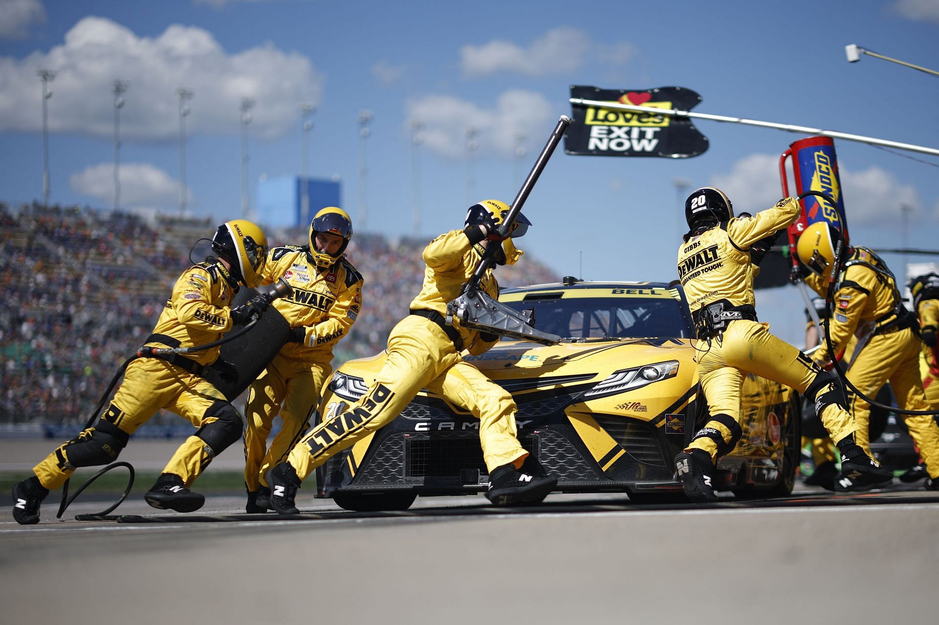 How Much Does a NASCAR Crew Chief Make a Year?