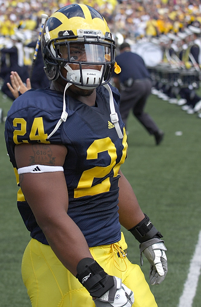 Do football players wear belts? Find out why or why not.